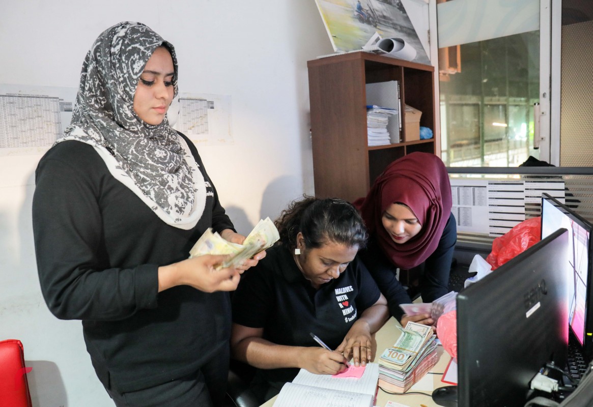 ސެޕްޓެމްބަރު 11، 2017: ރޮހިންޖާގެ މުސްލިމުންނަށް އެހީވުމަށް ރާއްޖެ ޓީވީއިން އިންތިޒާމްކޮށްގެން ހިންގި ޓެލެތޯންގައި އެހީގެ ގޮތުގައި ލިބުން ފައިސާ ގުނަނީ، ޓެލެތޯންގެ ފައިސާގެ ކަންކަން ބެލެހެއްޓުމަށް ރާްއްޖޭޓީވީއިން ވަނީ އިންޑިޕެންޑެންޓް އޯޓިޑްފާރމްއެއް ހަޔާކޮށްފައި