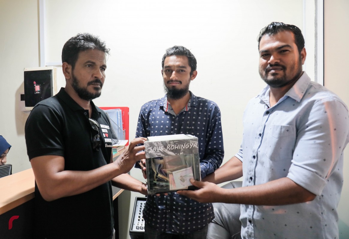 ސެޕްޓެމްބަރު 11، 2017: ރޮހިންޖާގެ މުސްލިމުންނަށް އެހީވުމަށް ރާއްޖެ ޓީވީއިން އިންތިޒާމްކޮށްގެން ހިންގި ޓެލެތޯންގައި ބެހެއްޓި ފަންޑް ފޮއްޓަށް އެހީވުމަށް ސަންފްރަންޓް ފިހާރައިގެ ފަރާތުން ފައިސާ ހަދިޔާކުރަނީ، ޓެލެތޯން ނިންމާލިއިރު ހަތަރު މިލިއަންއަށް ވުރެން ގިނަ ރުފިޔާ ވަނީ ލިބިފައި