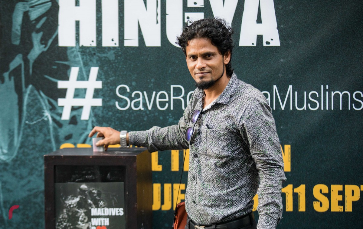 ސެޕްޓެމްބަރު 11، 2017: ރޮހިންޖާގެ މުސްލިމުންނަށް އެހީވުމަށް ރާއްޖެ ޓީވީއިން އިންތިޒާމްކޮށްގެން ހިންގި ޓެލެތޯންގައި ބެހެއްޓި ފަންޑް ފޮއްޓަށް މީހަކު ފައިސާ ހަދިޔާކުރަނީ، ޓެލެތޯން ނިންމާލިއިރު ހަތަރު މިލިއަނަށް ވުރެ ގިނަ ރުފިޔާ ވަނީ ލިބިފައި