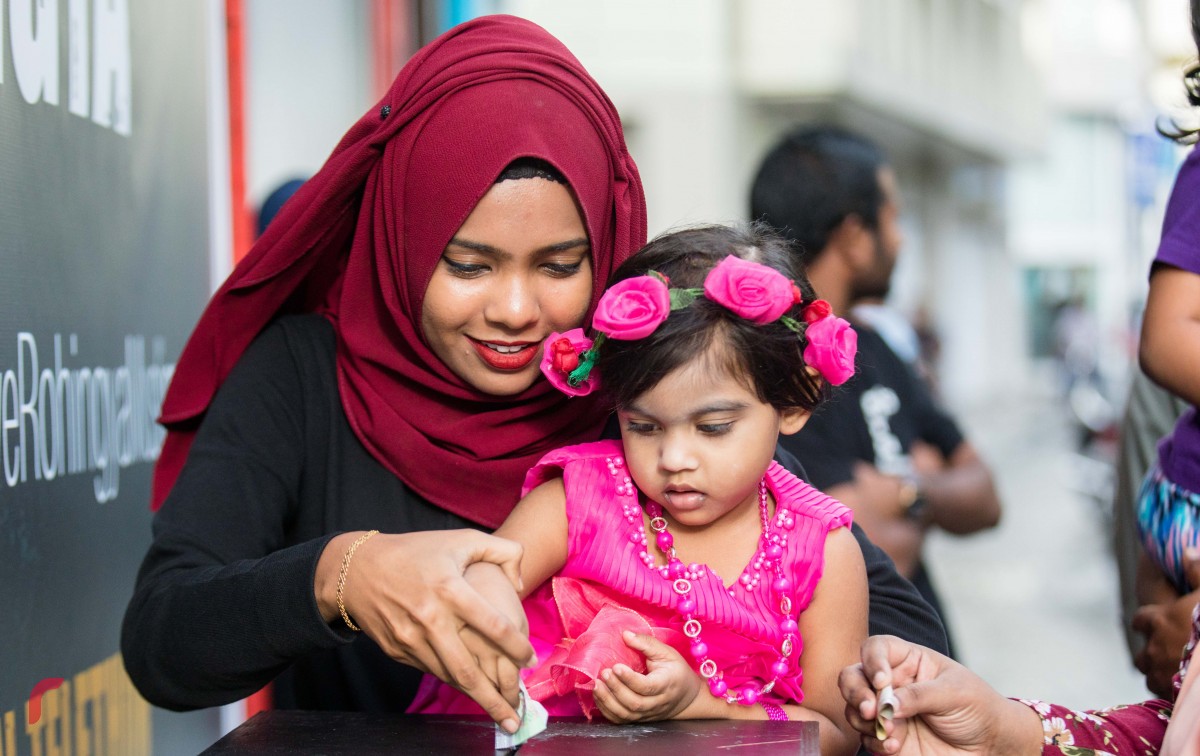 ސެޕްޓެމްބަރު 11، 2017: ރޮހިންޖާގެ މުސްލިމުންނަށް އެހީވުމަށް ރާއްޖެ ޓީވީއިން އިންތިޒާމްކޮށްގެން ހިންގި ޓެލެތޯންގައި ބެހެއްޓި ފަންޑް ފޮއްޓަށް ކުއްޖަކު ފައިސާ ހަދިޔާކުރަނީ، ޓެލެތޯން ނިންމާލިއިރު ހަތަރު މިލިއަނަށް ވުރެ ގިނަ ރުފިޔާ ވަނީ ލިބިފައި