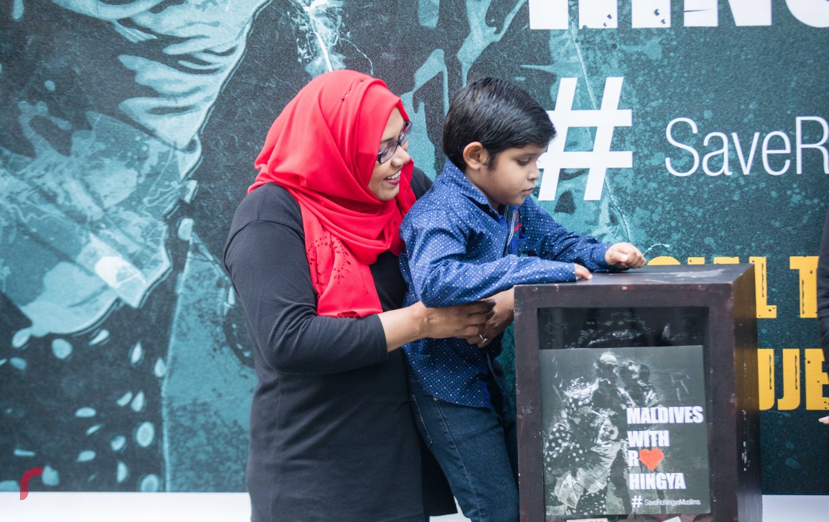 ސެޕްޓެމްބަރު 11، 2017: ރޮހިންޖާގެ މުސްލިމުންނަށް އެހީވުމަށް ރާއްޖެ ޓީވީއިން އިންތިޒާމްކޮށްގެން ހިންގި ޓެލެތޯންގައި ބެހެއްޓި ފަންޑް ފޮއްޓަށް މީހަކު ފައިސާ ހަދިޔާކުރަނީ