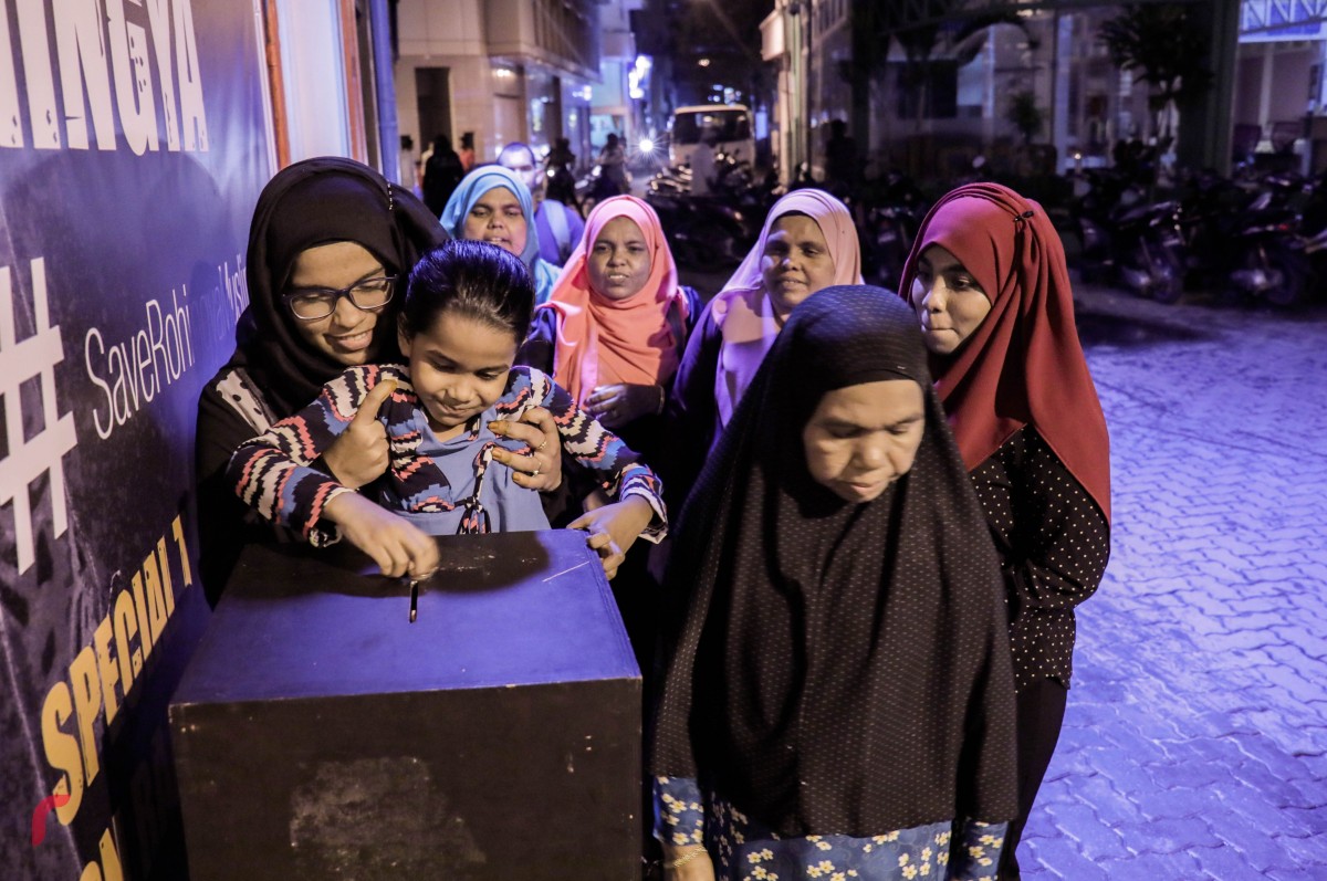 ސެޕްޓެމްބަރު 11، 2017: ރޮހިންޖާގެ މުސްލިމުންނަށް އެހީވުމަށް ރާއްޖެ ޓީވީއިން އިންތިޒާމްކޮށްގެން ހިންގި ޓެލެތޯންގައި ބެހެއްޓި ފަންޑް ފޮއްޓަށް ބަޔަކު ފައިސާ ހަދިޔާކުރަނީ