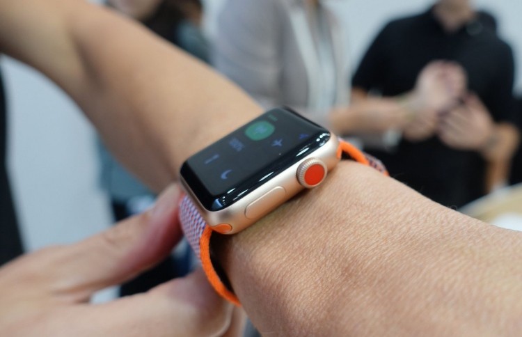 ސެޕްޓެމްބަރު 12، 2017: އެޕަލްގެ އައު ހެޑްކުއާޓާޒްގައި ބޭއްވުނު ހަފްލާގައި އައު އެޕަލް ވޮޗް ދައްކާލަނީ، އައު އެޕަލް ވޮޗް ބޭނުންކުރުމަށް އައިފޯނެއް ބޭނުމެއްނުވޭ