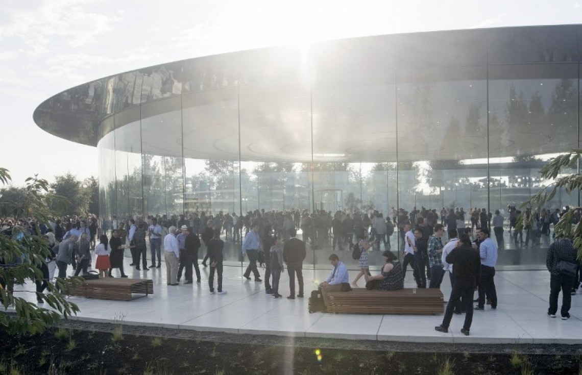 ސެޕްޓެމްބަރު 12، 2017: އެޕަލްގެ އައު ހެޑްކުއާޓާޒްކަމުގައިވާ "އެޕަލް ޕާކް" ބޭރުގައި ނޫސްވެރިން މަޑުކޮށްލައިގެން، އެޕަލްއިން ވަނީ އައު އެޕަލް ހެޑްކުއާޓާޒް ހެދުމަށް ވަނީ 5 ބިލިއަންއައްވުރެ ގިނަ ޑޮލަރު ހަރަދުކޮށްފައި