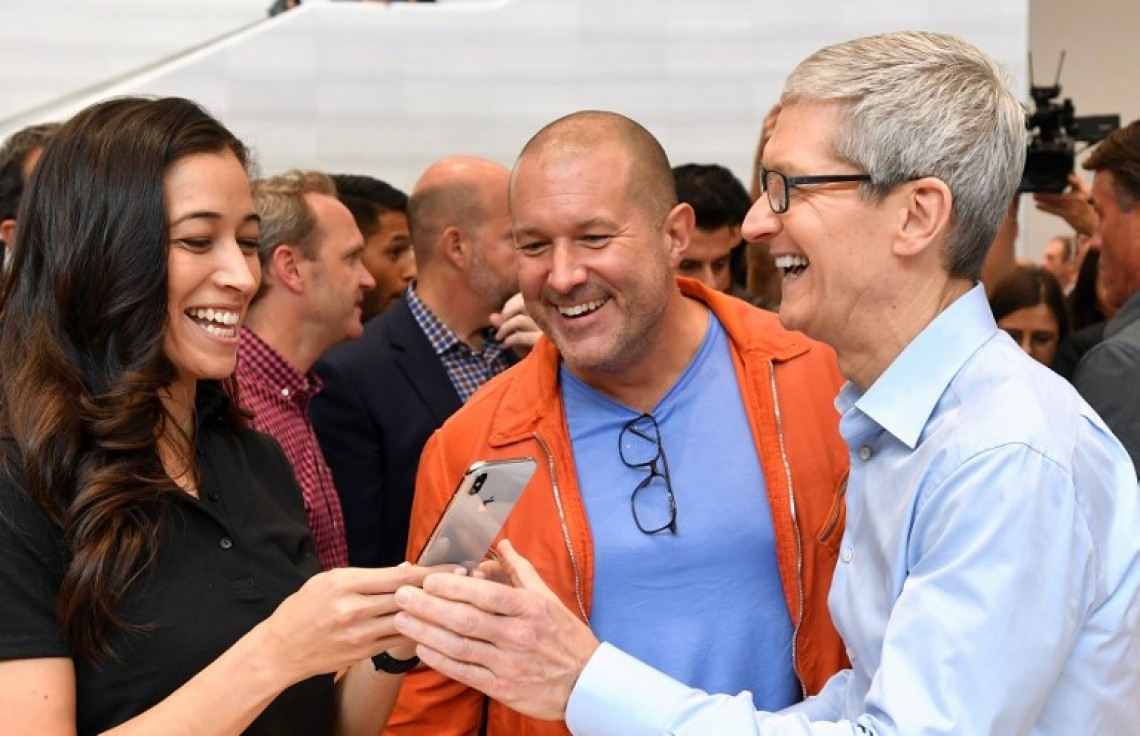 ސެޕްޓެމްބަރު 12، 2017: އެޕަލްގެ އައު ހެޑްކުއާޓާޒްގައި ބޭއްވުނު ހަފްލާއަށްފަހު ޑެމޯ އޭރިއާގައި އެޕަލްގެ ސީއީއޯ ޓިމް ކުކްއާއިއެކު ނޫސްވެރިއަކަށް އައިފޯންގެ އައު ފީޗާޒް ކިޔާދެނީ، މިއަހަރު އެޕަލްއިން ވަނީ 3 އައިފޯން އިއުލާންކޮށްފައި