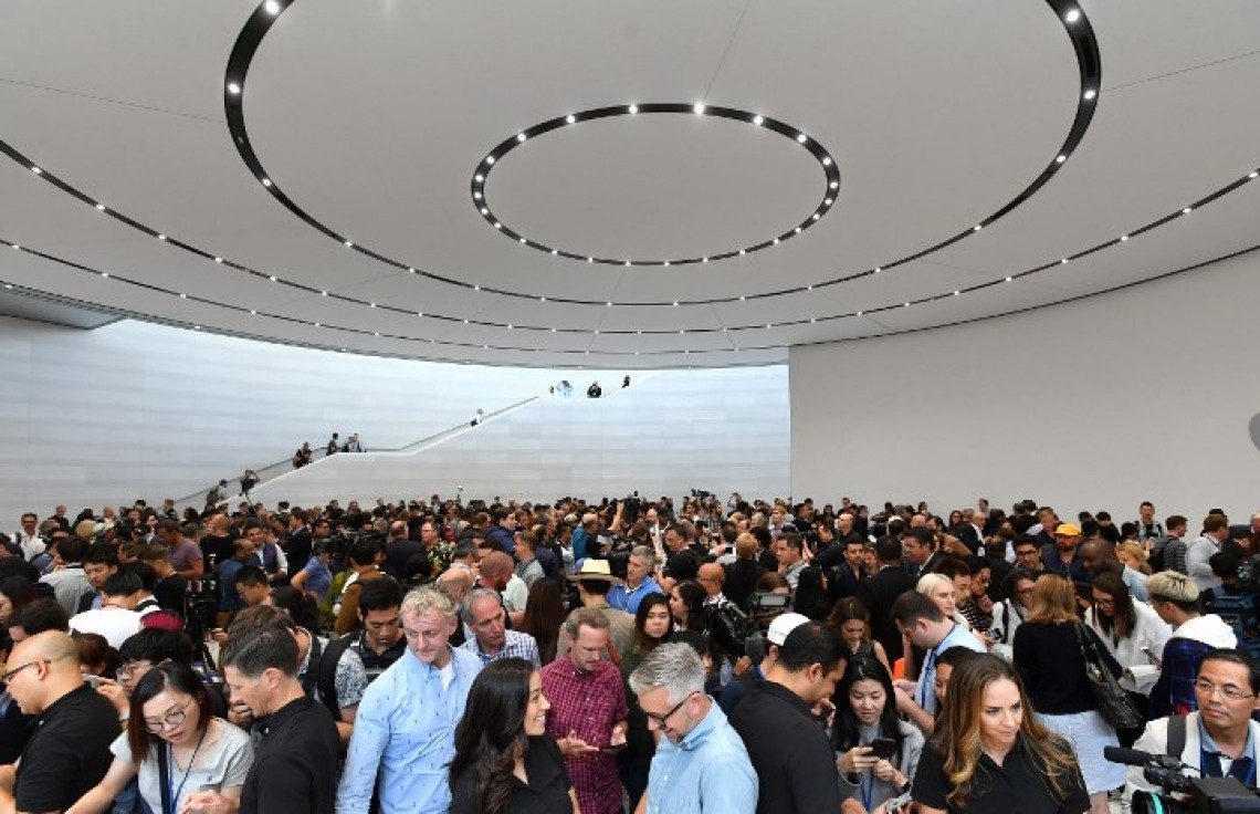 ސެޕްޓެމްބަރު 12، 2017: އެޕަލްގެ އައު ހެޑްކުއާޓާޒްގައި ބޭއްވުނު ހަފްލާއަށްފަހު ޑެމޯ އޭރިއާގައި އެޕަލްގެ އައު އުފެއްދުންތައް ދައްކާލަނީ، މި އިވެންޓްގައި އެތައްހާސް ނިއުސްރިޕޯޓަރުން ވަނީ ބައިވެރިވެފައި