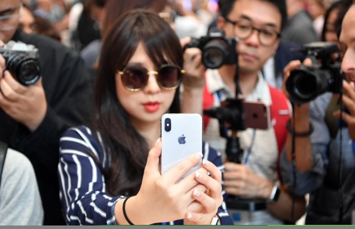 ސެޕްޓެމްބަރު 12، 2017: އެޕަލްގެ އައު ހެޑްކުއާޓާޒްގައި ބޭއްވުނު ހަފްލާއަށްފަހު ޑެމޯ އޭރިއާގައި އެޕަލްގެ އައު އުފެއްދުންތައް ނޫސްވެރިއަކު ބަލާލަނީ، މިއަހަރު އެޕަލްއިން ވަނި އައު 3 އައިފޯން ނެރިފައި