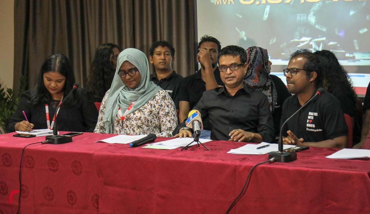 ސެޕްޓެމްބަރު 14، 2017 : ރޮހިންޖާގެ މުސްލިމުންނަށް އެހީވުމަށް ރާއްޖެ ޓީވީން ހުޅުވި ފަންޑަށް ލިބުނު 5.1 މިލިއަން ރުފިޔާ ދިވެހި ރެޑް ކްރެސެންޓާ މިރޭ ވަނީ ހަވާލު ކޮށްފައި