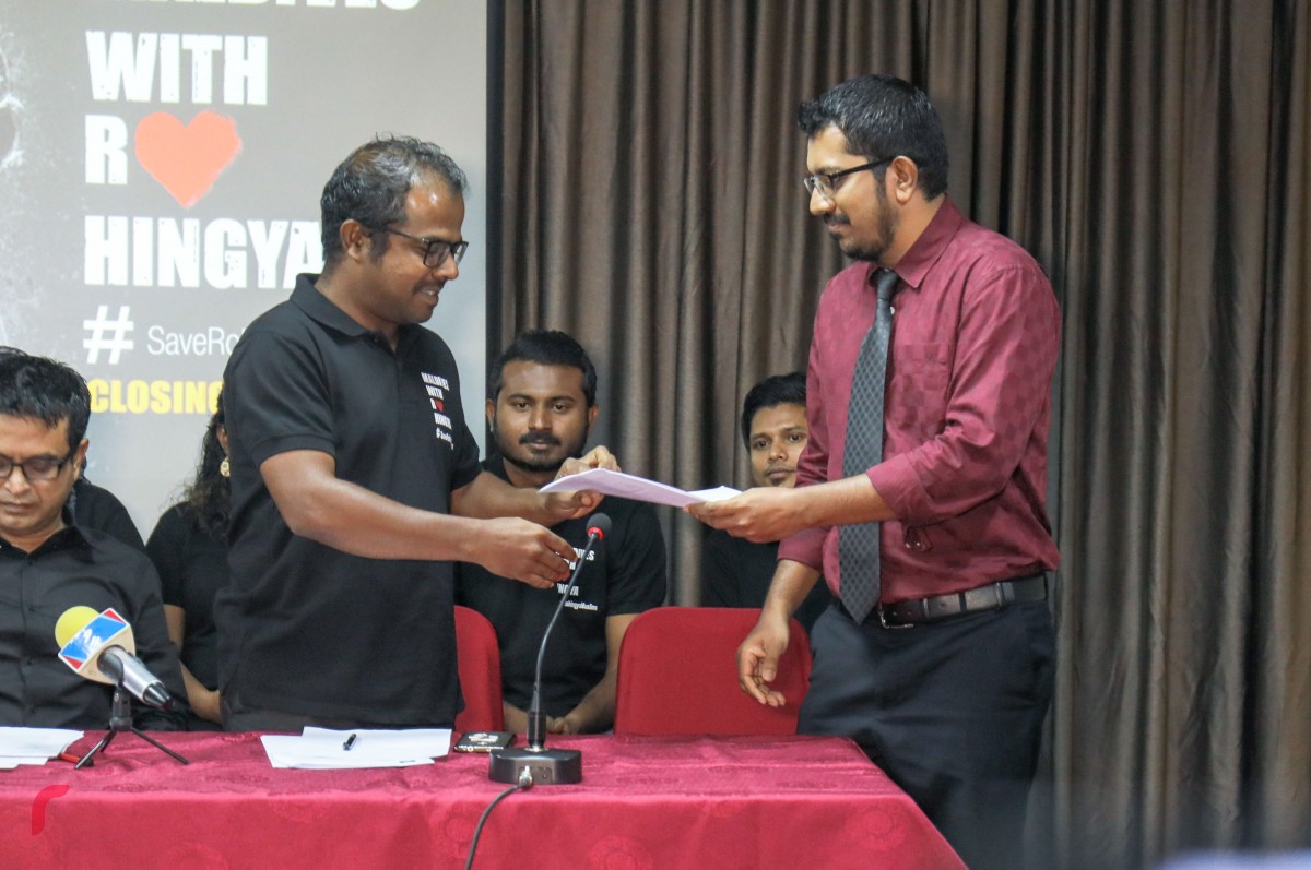 ސެޕްޓެމްބަރު 14، 2017 : ރޮހިންޖާގެ މުސްލިމުންނަށް އެހީވުމަށް ރާއްޖެ ޓީވީން ހުޅުވި ފަންޑަށް ލިބުނު 5.1 މިލިއަން ރުފިޔާ ދިވެހި ރެޑް ކްރެސެންޓާ މިރޭ ހަވާލުކުރުމަށް ބޭއްވި ހަފްލާގައި ޓެލެތޯން އޯޑިޓްކުރިފަރާތުން އޯޑިޓް ރިޕޯޓް ހަވާލުކުރަނީ