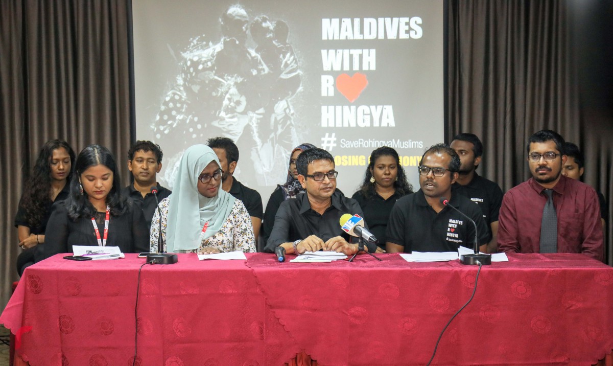 ސެޕްޓެމްބަރު 14، 2017 : ރޮހިންޖާގެ މުސްލިމުންނަށް އެހީވުމަށް ރާއްޖެ ޓީވީން ހުޅުވި ފަންޑަށް ލިބުނު 5.1 މިލިއަން ރުފިޔާ ދިވެހި ރެޑް ކްރެސެންޓާ ހަވާލުކުރުމަށް މިރޭ މާބްލް ހޮޓެލްގައި ބޭއްވި ހަފްލާގެ ތެރެއިން