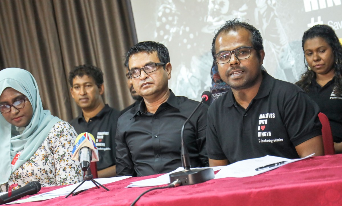 ސެޕްޓެމްބަރު 14، 2017 : ރޮހިންޖާގެ މުސްލިމުންނަށް އެހީވުމަށް ރާއްޖެ ޓީވީން ހުޅުވި ފަންޑަށް ލިބުނު 5.1 މިލިއަން ރުފިޔާ ދިވެހި ރެޑް ކްރެސެންޓާ ހަވާލުކުރުމަށް މިރޭ މާބްލް ހޮޓެލްގައި ބޭއްވި ހަފްލާގެ ތެރެއިން