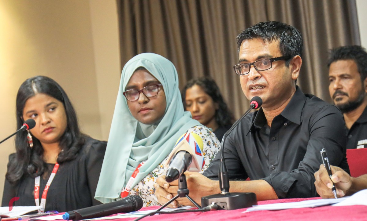 ސެޕްޓެމްބަރު 14، 2017 : ރޮހިންޖާގެ މުސްލިމުންނަށް އެހީވުމަށް ރާއްޖެ ޓީވީން ހުޅުވި ފަންޑަށް ލިބުނު 5.1 މިލިއަން ރުފިޔާ ދިވެހި ރެޑް ކްރެސެންޓާ ހަވާލުކުރުމަށް މިރޭ މާބްލް ހޮޓެލްގައި ބޭއްވި ހަފްލާގައި ވާހަކަފުޅުދައްކަވަމުން ރާއްޖެ ޓީވީގެ އެމްޑީ ވިދާޅުވީ މިފައިސާ ބޭނުންކުރުމަށް ހަމަޖެހިފައިވަނީ ބޯފެނާއި ކާބޯތަކެއްޗާއި ބޭސްފަރުވާ ފަދަ ކަންކަމަށް ކަމަށެވެ