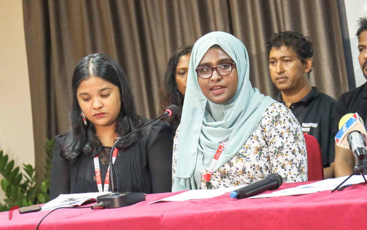 ސެޕްޓެމްބަރު 14، 2017 : ރޮހިންޖާގެ މުސްލިމުންނަށް އެހީވުމަށް ރާއްޖެ ޓީވީން ހުޅުވި ފަންޑަށް ލިބުނު 5.1 މިލިއަން ރުފިޔާ ދިވެހި ރެޑް ކްރެސެންޓާ ހަވާލުކުރުމަށް މިރޭ މާބްލް ހޮޓެލްގައި ބޭއްވި ހަފްލާގެ ތެރޭގައި ރެޑްކްރެސެންޓް ގެ ފަރާތުން ވާހަކަ ދައްކަވަނީ

