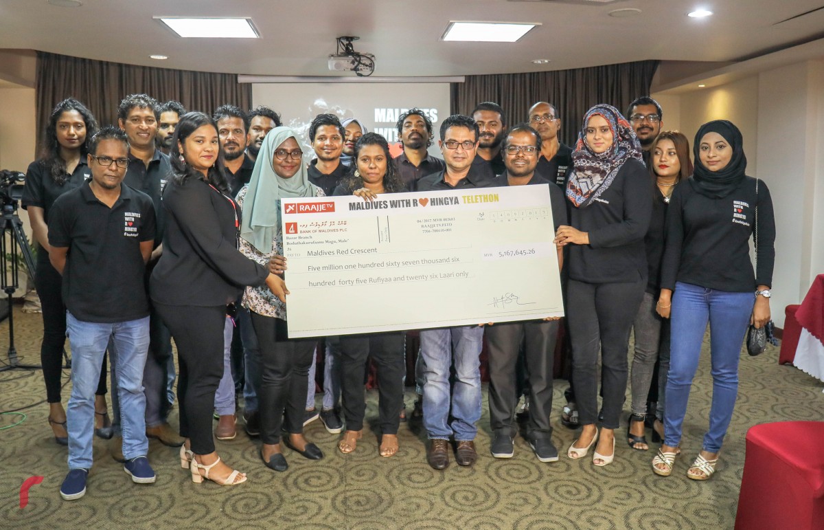 ސެޕްޓެމްބަރު 14، 2017 : ރޮހިންޖާގެ މުސްލިމުންނަށް އެހީވުމަށް ރާއްޖެ ޓީވީން ހުޅުވި ފަންޑަށް ލިބުނު 5.1 މިލިއަން ރުފިޔާ ދިވެހި ރެޑް ކްރެސެންޓާ ހަވާލުކުރުމަށް މިރޭ މާބްލް ހޮޓެލްގައި ބޭއްވި ހަފްލާއައްފަހު ރާއްޖެ ޓީވީގެ ޓީމް ރަމްޒީ ޗެކްއާއިއެކު ފޮޓޯއަކަށް ހުއްޓިލައިގެން