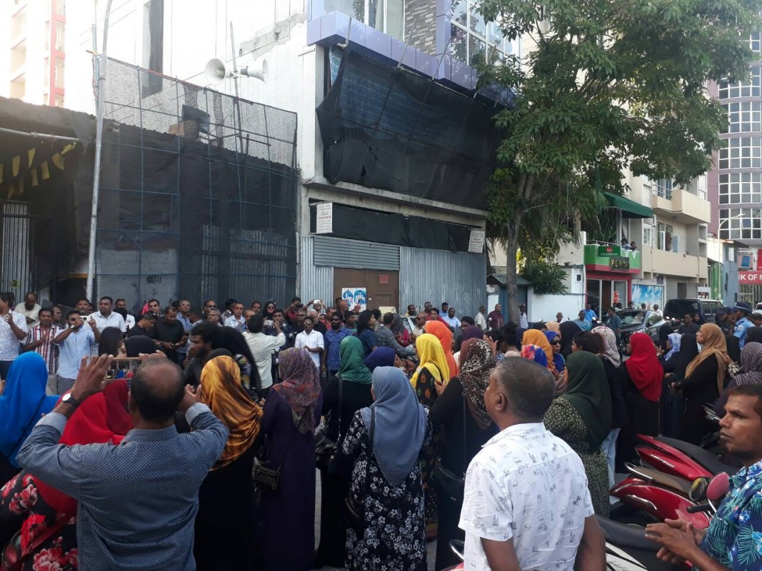 ސެޕްޓެމްބަރު 15، 2017: ބައިނަލްއަގުވާމީ ޑިމޮކްރެސީ ދުވަހާއި ގުޅުވައިގެން ގުޅިފައިވާ އިއްތިހާދުން ކުރިއަށްގެންދިޔަ ސައިގައި ގިނަ އަދަދެއްގެ ބަޔަކު ވަނީ ބައިވެރިވެފައި