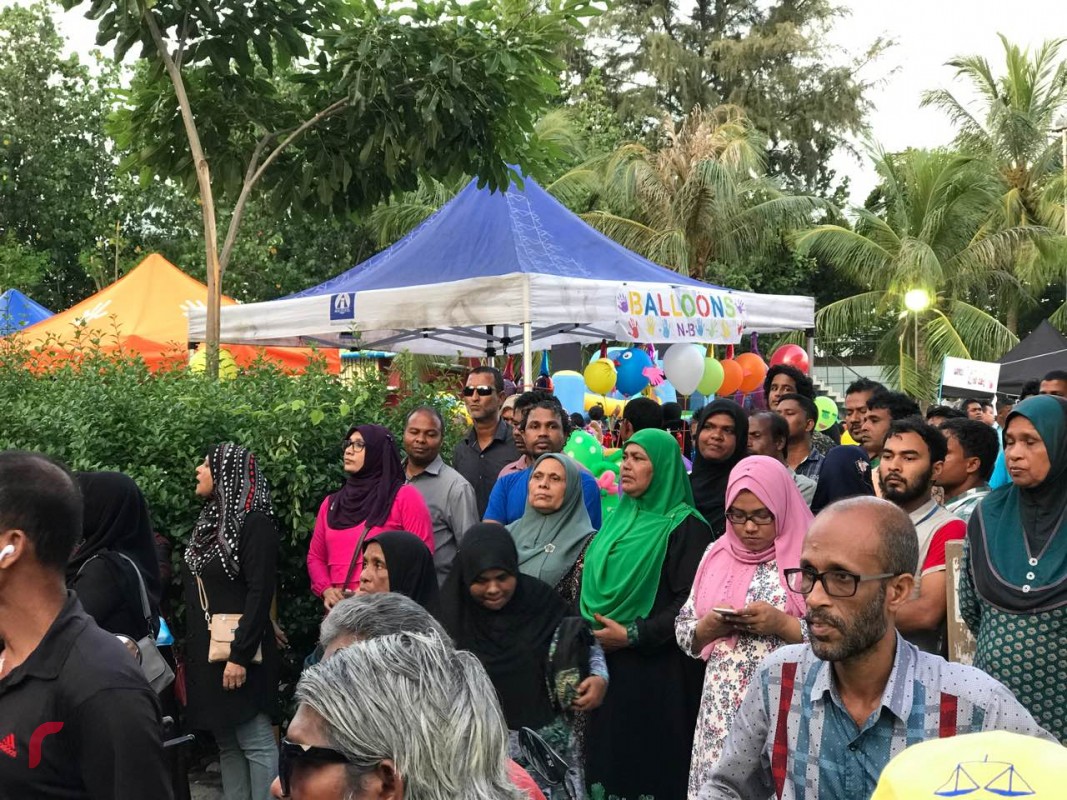 ސެޕްޓެމްބަރު 15، 2017: ބައިނަލްއަގުވާމީ ޑިމޮކްރެސީ ދުވަހާއި ގުޅުވައިގެން ގުޅިފައިވާ އިއްތިހާދުން ކުރިއަށްގެންދިޔަ ސައިގައި ގިނަ އަދަދެއްގެ ބަޔަކު ވަނީ ބައިވެރިވެފައި