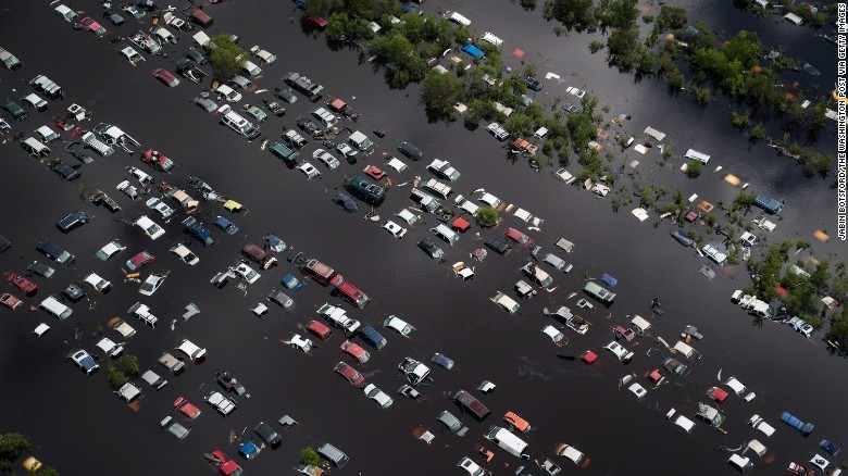 ސެޕްޓެމްބަރު 17، 2017: ހަރިކޭން އިރްމާ ފްލޮރިޑާއަށް އަރައި ފެންބޮޑުވުމާ ގުޅިގެން އެތައް ސަތޭކަ ކާރެށް ފެނުއަޑީގައި، ތޫފާން އަރައި ފެންބޮޑުވުމާ ގުޅިގެން އެހީވާ ފަރާތްތަކަށް އެހީފޯރުކޮށްދިނުމަށް ވަނީ ދަތިތަކާއި ކުރިމަތިވެފައި