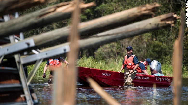 ސެޕްޓެމްބަރު 17، 2017: ހަރިކޭން އިރްމާ ފްލޮރިޑާއަށް އެރުމާ ގުޅިގެން އެހީތެރިވާ ފަރާތްތަކުން މީހުން ސަލާމަތްކުރުމުގެ މަސައްކަތް ކުރަނީ