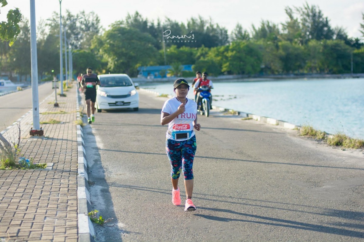 ސެޕްޓެމްބަރު 17، 2017: ކޮކާކޯލާއިން އިންތިޒާމްކޮށްގެން 'ރަން އިން އައްޑޫ' ރޭހުގެ ތެރެއިން، މި ހަރަކާތުގައި ވަނީ މަގުމަތީގެ ސަލާމަތާ މެދު އާއްމުން ހޭލުންތެރިކުރުމަށް ކެމްޕެއިންކޮށްފައި