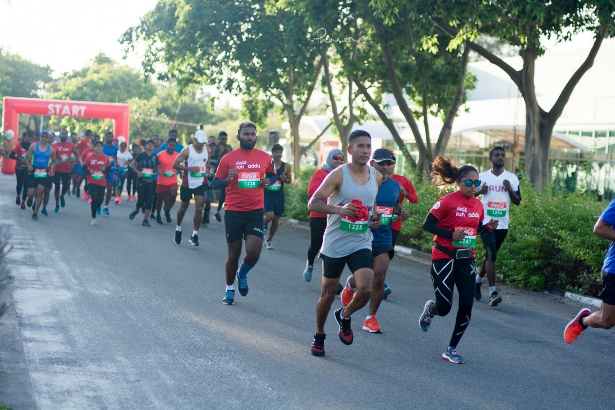 ސެޕްޓެމްބަރު 17، 2017: ކޮކާކޯލާއިން އިންތިޒާމްކޮށްގެން 'ރަން އިން އައްޑޫ' ރޭހުގެ ތެރެއިން، މި ހަރަކާތުގައި ވަނީ މަގުމަތީގެ ސަލާމަތާ މެދު އާއްމުން ހޭލުންތެރިކުރުމަށް ކެމްޕެއިންކޮށްފައި