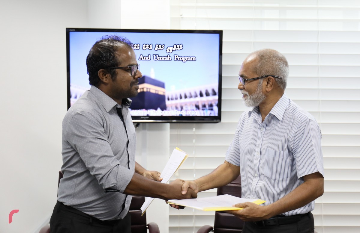 ސެޕްޓެމްބަރު 17، 2017: ރާއްޖެ ޓީވީ ހައްޖު އެންޑް އުމްރާ ދަތުރު ޕްރޮގްރާމް އިފްތިތާހްކުރުމުގެ ގޮތުން ހައްޖު ގްރޫޕްތަކާއިއެކު ސޮއިކުރުމަށް ބޭއްވި ރަސްމިއްޔާތުގައި އަލް ޢައިން ހައްޖު އެންޑް އުމްރާ ގްރޫޕްޕް އާއިއެކު ސޮއިކުރަނީ