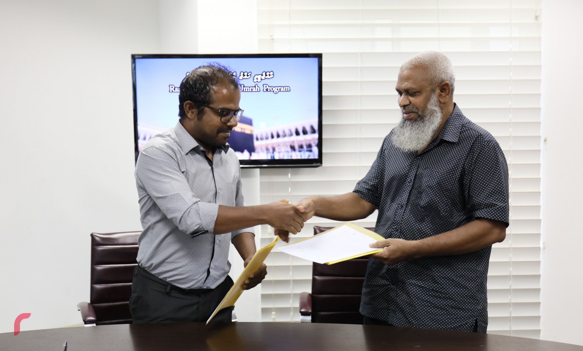 ސެޕްޓެމްބަރު 17، 2017: ރާއްޖެ ޓީވީ ހައްޖު އެންޑް އުމްރާ ދަތުރު ޕްރޮގްރާމް އިފްތިތާހްކުރުމުގެ ގޮތުން ހައްޖު ގްރޫޕްތަކާއިއެކު ސޮއިކުރުމަށް ބޭއްވި ރަސްމިއްޔާތުގައި އެކްރޯ ހައްޖު ގްރޫޕްއާއިއެކު ސޮއިކުރަނީ