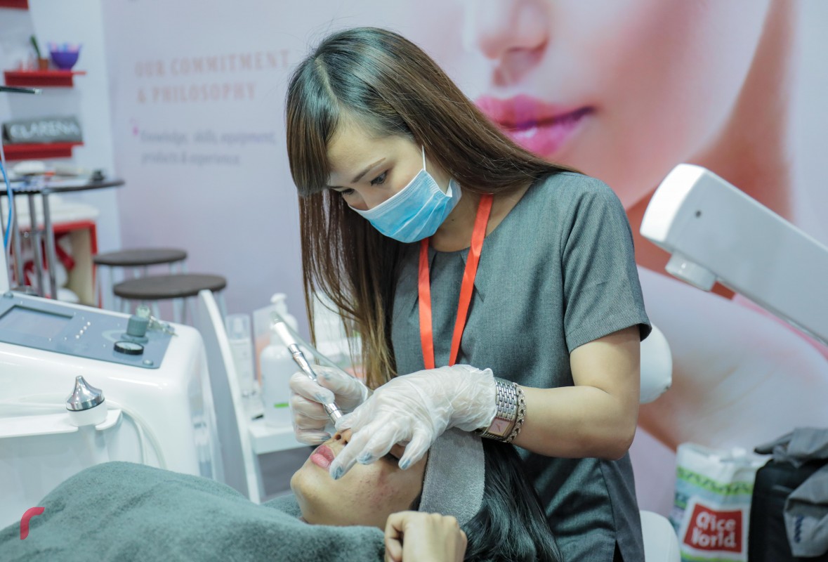 ސެޕްޓެމްބަރު 18. 2017 : ދަރުބާރުގޭގައި ކުރިއަށްދާ ހޮޓެލް އޭޝިއާ އެގްޒިބިޝަން 2017 ގެ ތެރެއިން: ހޮޓެލް އޭޝިއާއަކީ އަހަރީކޮށް ހޮޓެލްތަކާއި ރިޒޯޓްތަކުން ވިޔަފާރިކުރާ ފޯރަމެއް ގޮތުގައިވަނީ ބަލައިގަނެވިފަ