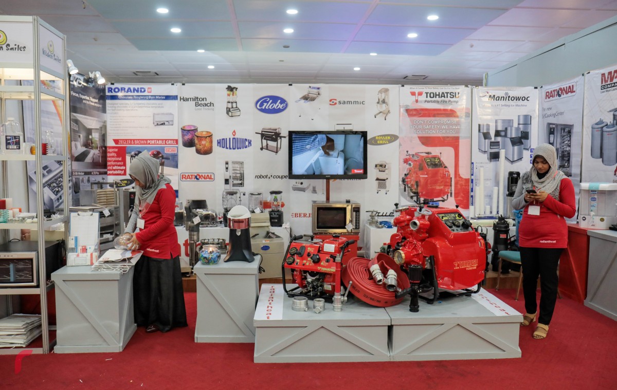 ސެޕްޓެމްބަރު 18. 2017 : ދަރުބާރުގޭގައި ކުރިއަށްދާ ހޮޓެލް އޭޝިއާ އެގްޒިބިޝަން 2017 ގެ ތެރެއިން: މިމައުރަޒް ރަސްމީކޮށް ހުޅުވައިދެއްވީ ހޯމަ ދުވަހު ދަރުބާރުގޭގައި ބޭއްވި ރަސްމިއްޔާތެއްގައި ފިނޭންސް މިނިސްޓަރ އަހްމަދު މުނައްވަރު