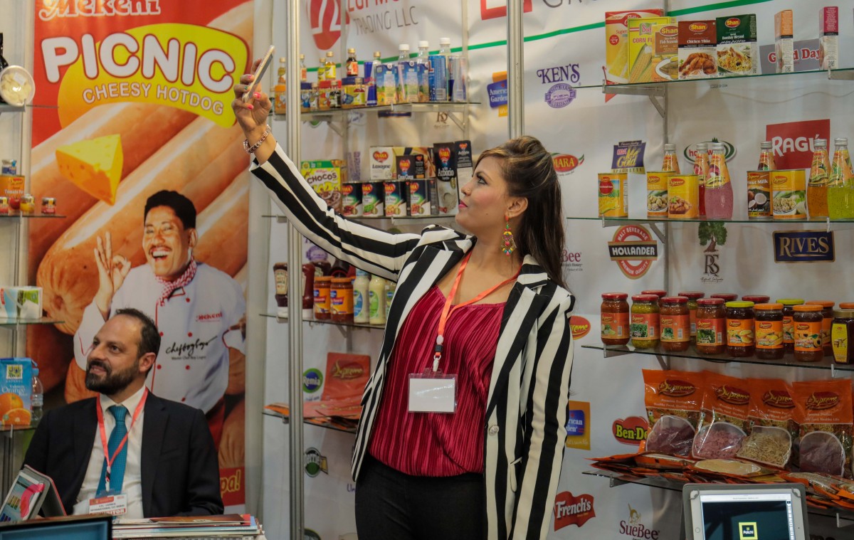 ސެޕްޓެމްބަރު 18. 2017 : ދަރުބާރުގޭގައި ކުރިއަށްދާ ހޮޓެލް އޭޝިއާ އެގްޒިބިޝަން 2017 ގެ ތެރެއިން: މި މައުރަޒަށް ދިވެހިންގެ އިތުރުން ބޭރުގެ އެކި ފަރާތްތަކުން ވެސް ޒިޔާރަތްކުރޭ