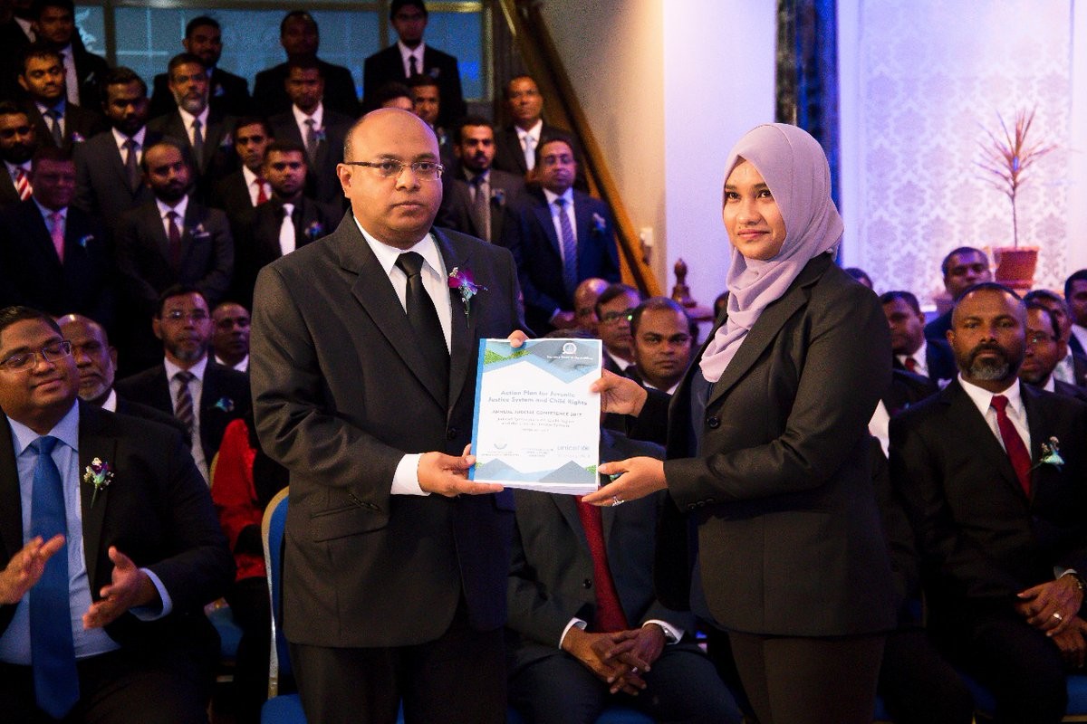 ސެޕްޓެމްބަރު 18، 2017: ދިވެހިރާއްޖޭގެ ސުޕްރީމް ކޯޓްގެ 9 ވަނަ އަހަރީ ދުވަސް ފާހަގަ ކުރުމަށް ހޯމަ ދުވަހުގެރޭ އުއްތަމަ ފަނޑިޔާރު، އަލްއުސްތާޛް ޢަބްދުﷲ ސައީދު ބޭއްވި ރިސެޕްޝަންގެ ތެރެެއިން