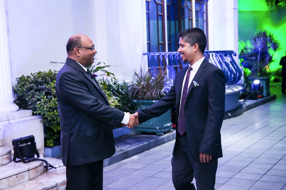 ސެޕްޓެމްބަރު 18، 2017: ދިވެހިރާއްޖޭގެ ސުޕްރީމް ކޯޓްގެ 9 ވަނަ އަހަރީ ދުވަސް ފާހަގަކުރުމަށް ހޯމަ ދުވަހުގެރޭ އުއްތަމަ ފަނޑިޔާރު، އަލްއުސްތާޛް ޢަބްދުﷲ ސައީދު ބޭއްވި ރިސެޕްޝަންގެ ތެރެެއިން