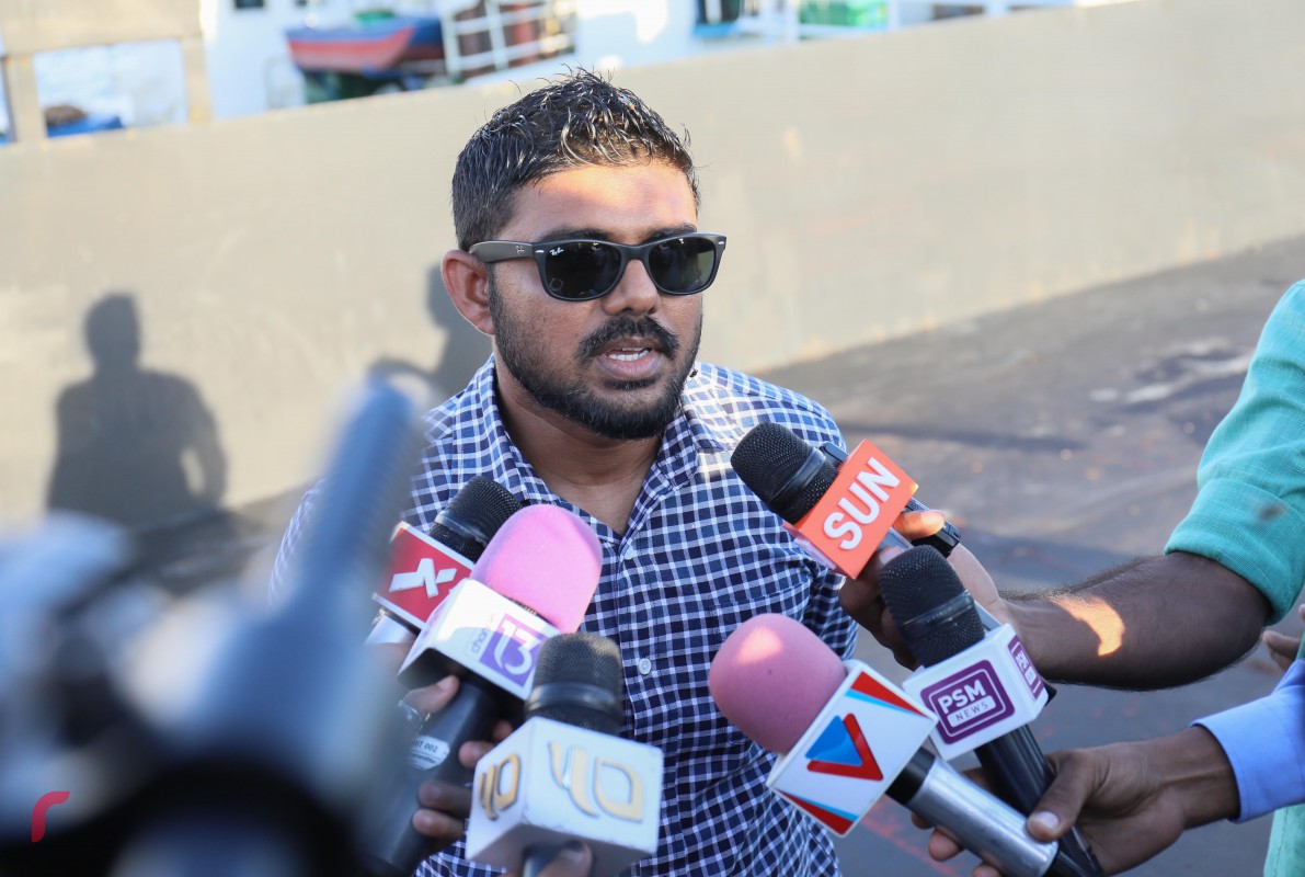 ސެޕްޓެމްބަރު 19، 2017: އެމްޓީސީސީގެ އޮޕަރޭޝަންސްތައް ރަގަޅުކުރުމަށް "ޓެންގޯ 9" ނަމަކަށް ކިޔާ އައު ޓަގްބޯޓަކާއި "ހިތަ" ނަމަކަށް ކިޔާ އައު ބާޖެއްގެނައުމަށްފަހު ބޭއްވި ހާއްސަ ރަސްމިއްޔާތަށްފަހު އެމްޓީސީސީގެ ލޮޖިސްޓިކަލް އޮޕަރޭޝަންސް ޑިޕާރޓްމަންޓުގެ އެގްޒެކްޓިވް ހުސެއިން ޒުހުރީ ނޫސްވެރިންނަށް މައުލޫމާތު ދެއްވަނީ