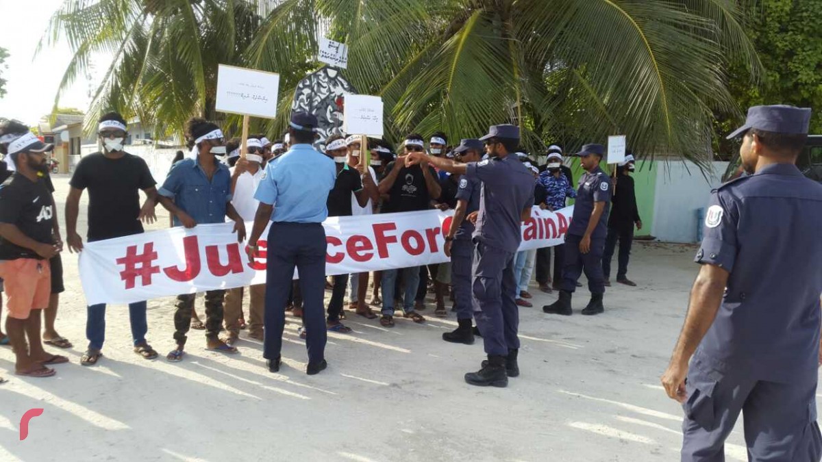 ސެޕްޓެމްބަރު 19، 2017: ރައީސް އަބުދުﷲ ޔާމީންގެ އަނބިކަނބަލުން މެޑަމް ފާތިމަތު އިބުރާހިމް ރ. މީދުއަށް ވަޑައިގަތުމުން އަނަސްއަށް އިންސާފު ހޯދައިދިނުމަށް ގޮވާލާ ބޭއްވި އިޙްތިޖާޖް ހުއްޓުވުމަށް ފުލުހުން މަސައްކަތް ކުރަނީ