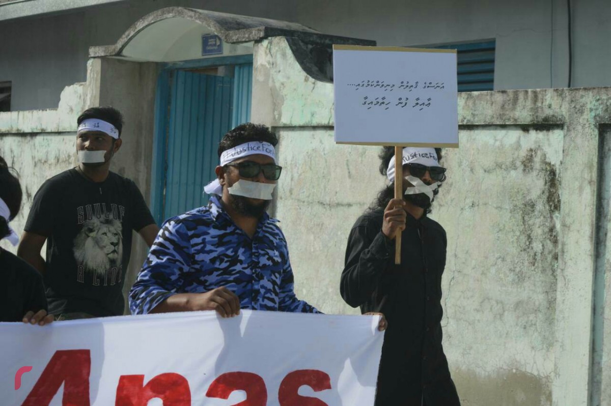 ސެޕްޓެމްބަރު 19، 2017: ރައީސް އަބުދުﷲ ޔާމީންގެ އަނބިކަނބަލުން މެޑަމް ފާތިމަތު އިބުރާހިމް ރ. މީދުއަށް ވަޑައިގަތުމުން އަނަސްއަށް އިންސާފު ހޯދައިދިނުމަށް ގޮވާލާ ބޭއްވި އިޙްތިޖާޖްގެ ތެރެއިން، މި އިޙްތިޖާޖްޖައި ގިނަ އަދަދެއްގެ ޒުވާނުން ވަނީ ބައިވެރިވެ ޝުއޫރު ފާޅުކޮށްފައި