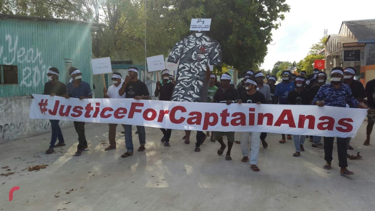 ސެޕްޓެމްބަރު 19، 2017: ރައީސް އަބުދުﷲ ޔާމީންގެ އަނބިކަނބަލުން މެޑަމް ފާތިމަތު އިބުރާހިމް ރ. މީދުއަށް ވަޑައިގަތުމުން އަނަސްއަށް އިންސާފު ހޯދައިދިނުމަށް ގޮވާލާ ބޭއްވި އިޙްތިޖާޖްގެ ތެރެއިން، މި އިޙްތިޖާޖްޖައި ގިނަ އަދަދެއްގެ ޒުވާނުން ވަނީ ބައިވެރިވެފައި