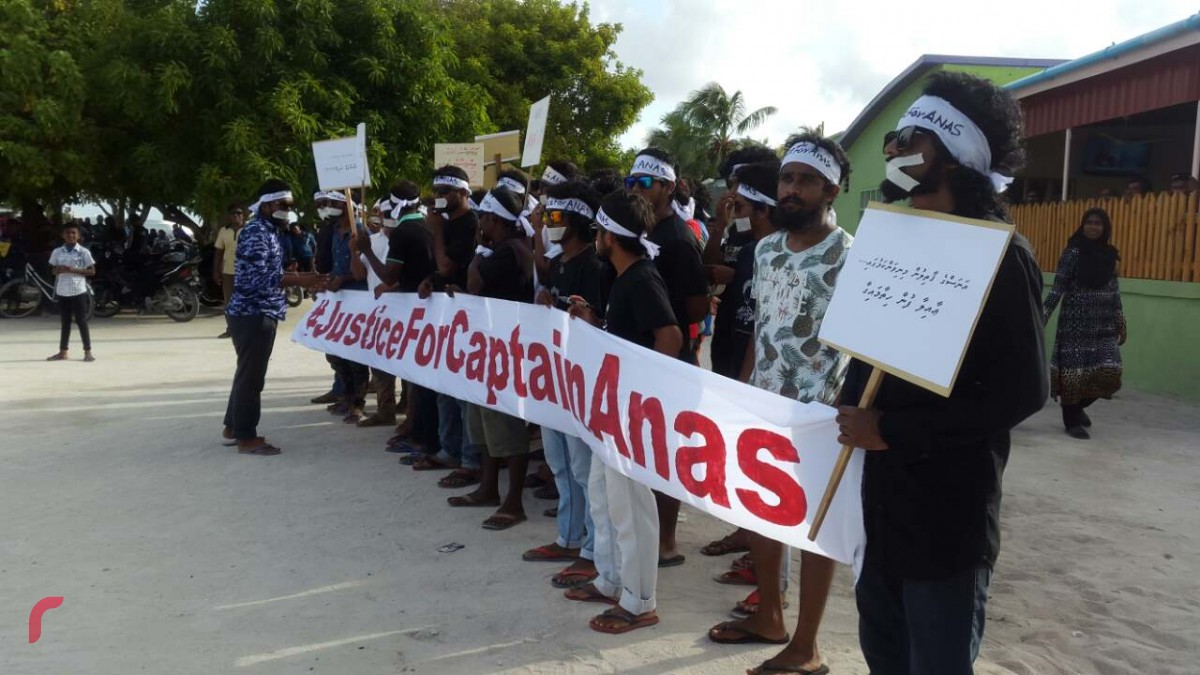 ސެޕްޓެމްބަރު 19، 2017: ރައީސް އަބުދުﷲ ޔާމީންގެ އަނބިކަނބަލުން މެޑަމް ފާތިމަތު އިބުރާހިމް ރ. މީދުއަށް ވަޑައިގަތުމުން އަނަސްއަށް އިންސާފު ހޯދައިދުނުމަށް ގޮވާލާ ގިނަ އަދަދެއްގެ ޒުވާނުން ކުރި ހަމަހިމޭންކަމުގެ އިޙްތިޖާޖްގެ ތެރެއިން