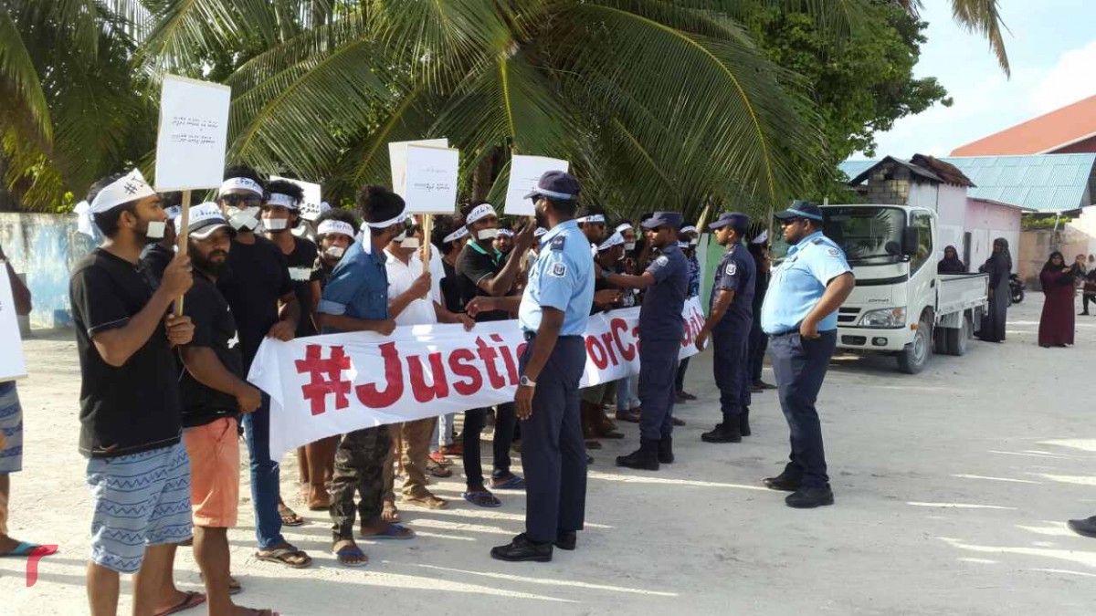 ސެޕްޓެމްބަރު 19، 2017: ރައީސް އަބުދުﷲ ޔާމީންގެ އަނބިކަނބަލުން މެޑަމް ފާތިމަތު އިބުރާހިމް ރ. މީދުއަށް ވަޑައިގަތުމުން އަނަސްއަށް އިންސާފު ހޯދައިދިނުމަށް ގޮވާލާ ބޭއްވި އިޙްތިޖާޖްގެ ތެރެއިން، މި އިޙްތިޖާޖްޖައި ގިނަ އަދަދެއްގެ ޒުވާނުން ވަނީ ބައިވެރިވެފައި
