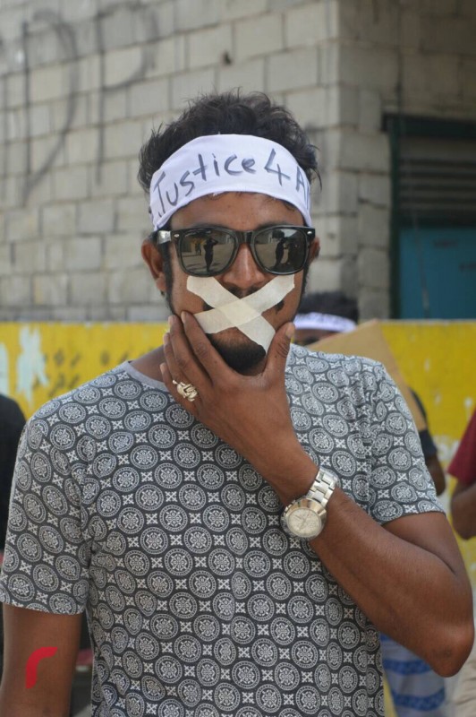 ސެޕްޓެމްބަރު 19، 2017: ރައީސް އަބުދުﷲ ޔާމީންގެ އަނބިކަނބަލުން މެޑަމް ފާތިމަތު އިބުރާހިމް ރ. މީދުއަށް ވަޑައިގަތުމުން އަނަސްއަށް އިންސާފު ހޯދައިދުނުމަށް ގޮވާލާ ގިނަ އަދަދެއްގެ ޒުވާނުން ހަމަހިމޭންކަމުގެ އިޙްތިޖާޖްގެ ތެރެއިން