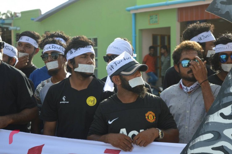 ސެޕްޓެމްބަރު 19، 2017: ރައީސް އަބުދުﷲ ޔާމީންގެ އަނބިކަނބަލުން މެޑަމް ފާތިމަތު އިބުރާހިމް ރ. މީދުއަށް ވަޑައިގަތުމުން އަނަސްއަށް އިންސާފު ހޯދައިދިނުމަށް ގޮވާލާ ބޭއްވި އިޙްތިޖާޖްގެ ތެރެއިން، މި އިޙްތިޖާޖްޖައި ގިނަ އަދަދެއްގެ ޒުވާނުން ވަނީ ބައިވެރިވެފައި