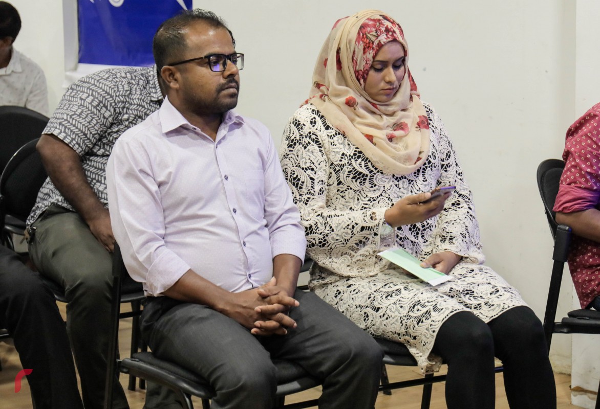 ސެޕްޓެމްބަރު 20، 2017: ރާއްޖެ ޓީވީ ޝޯޓް ފިލްމް ފެސްޓިވަލް ނިންމާލުމަށް ބޭއްވި ހަފްލާގައި ރާއްޖެ ޓީވީގެ ސީއޯއޯ ހުސައިން ފިޔާޒު މޫސާ އަދި އެގްޒެކެޓިވް ޑިރެކްޓްރު ނާޒުމީ ސައީދު 