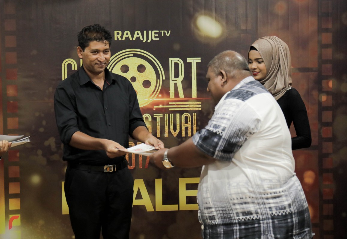 ސެޕްޓެމްބަރު 20، 2017: ރާއްޖެ ޓީވީ ޝޯޓް ފިލްމް ފެސްޓިވަލްގެ ފަނޑިޔާރުންނަށް، ރާއްޖެ ޓީވީގެ ނިއުސް ޑައިރެކްޓަރު މުހައްމަދު ހުޝާމް ހަނދާނީ ލިޔުން ދެއްވަނީ