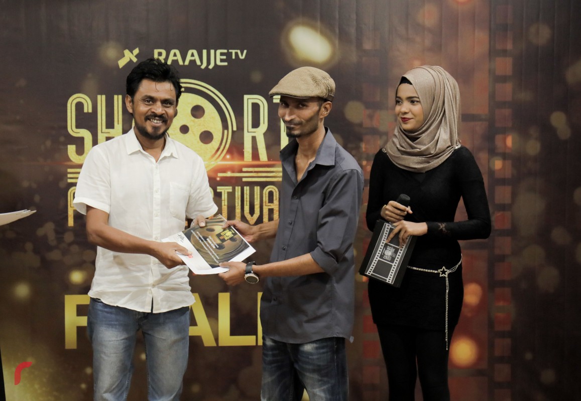 ސެޕްޓެމްބަރު 20، 2017: ރާއްޖެ ޓީވީ ޝޯޓް ފިލްމް ފެސްޓިވަލް ނިންމާލުމަށް ބޭއްވި ހަފްލާގެ ތެރެއިން. ބެސްޓް ސިނަމެޓޮގްރަފީ އަށް ހޮވުނީ ކުރު ފިލްމް ބޮންދު