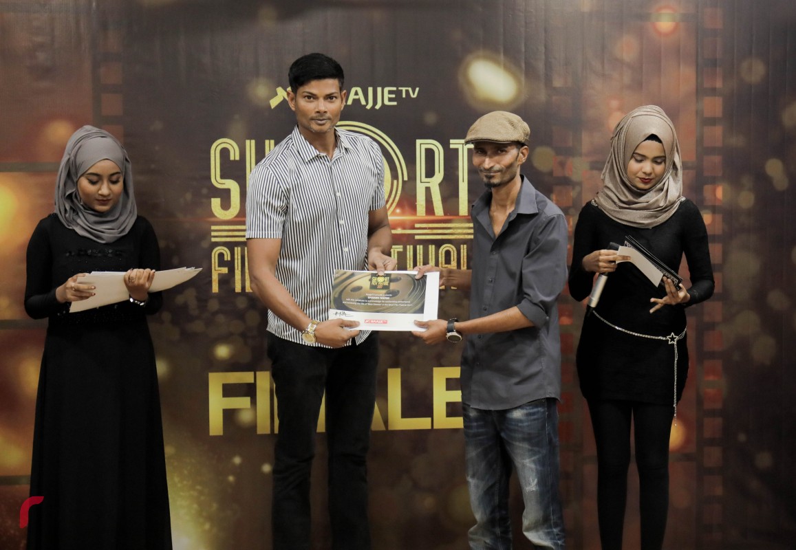 ސެޕްޓެމްބަރު 20، 2017: ރާއްޖެ ޓީވީ ޝޯޓް ފިލްމް ފެސްޓިވަލް ނިންމާލުމަށް ބޭއްވި ހަފްލާގެ ތެރެއިން ބެސްޓް ޑައިރެކްޝަން އަށް ހޮވުނު ޝާމިން ނިޒާމް އަށް ސެޓިފިކެޓް ހަވާލުކުރަނީ