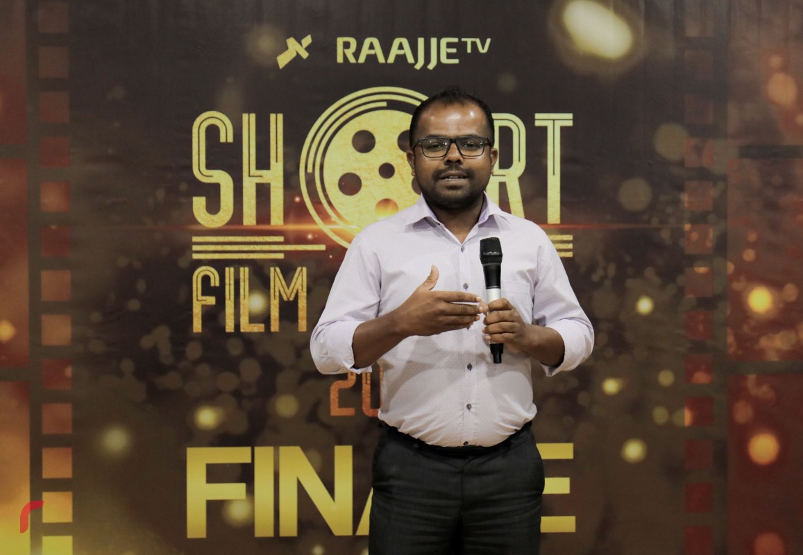 ސެޕްޓެމްބަރު 20، 2017: ރާއްޖެ ޓީވީ ޝޯޓް ފިލްމް ފެސްޓިވަލް ނިންމާލުމަށް ބޭއްވި ހަފްލާގައި ރާއްޖެ ޓީވީގެ ސީއީއޯ ހުސައިން ފިޔާޒް މޫސާ ވާހަކަ ދައްކަވަނީ، ފިޔާޒް ވަނީ 2018 ވަނަ އަހަރު މިއަހަރަށްވުރެ ފުރިހަމަ ފިލްމް ފެސްޓިވަލްއެއް ބާއްވާނެކަމަށް ވިދާޅުވެފައި