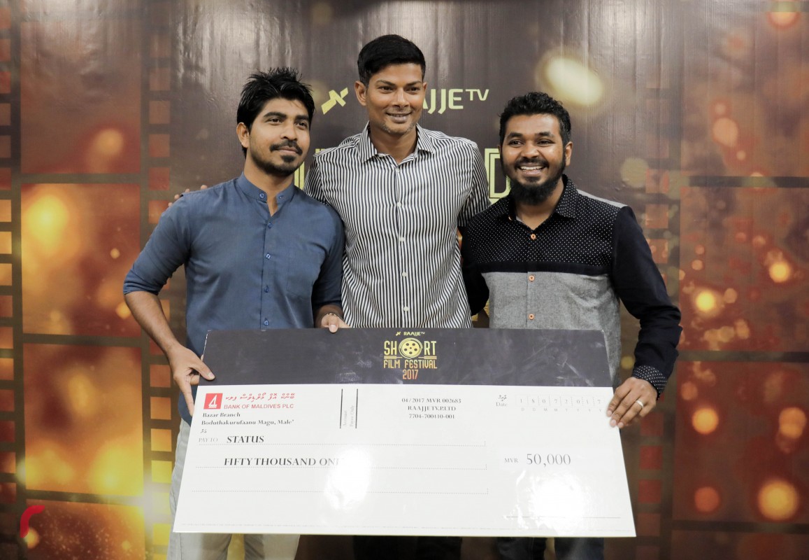 ސެޕްޓެމްބަރު 20، 2017: ރާއްޖެ ޓީވީ ޝޯޓް ފިލްމް އެއްވަނަ ހޯދި "ސްޓޭޓަސް"ގެ ދެ ބައިވެރިންނާއެކު، ފިލްމީ ތަރި އަލީ ޝީޒަން