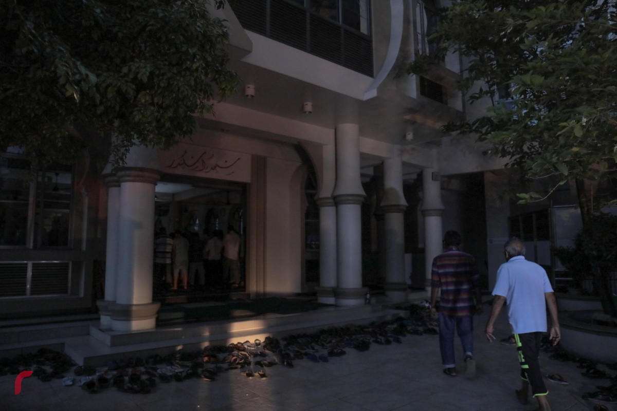 ސެޕްޓެމްބަރު 22، 2017: މިއަދު ހަވީރު ފަހެއްޖަހާކަށްހާއިރުން ފެށިގެން މާލޭގެ ބޮޑު ބަޔަކުން ކަރަންޓުގެ ހިދުމަތް ކެނޑިފައިހުރި ވަގުތު މިސްކިތުގައި ބަޔަކު ނަމާދުކުރަނީ، ސްޓެލްކޯއިން މުޅި މާލެއަށް ކަރަންޓުގެ ހިދުމަތް ދެވިފައިވަނީ މިރޭ 7:10 ހާއިރު