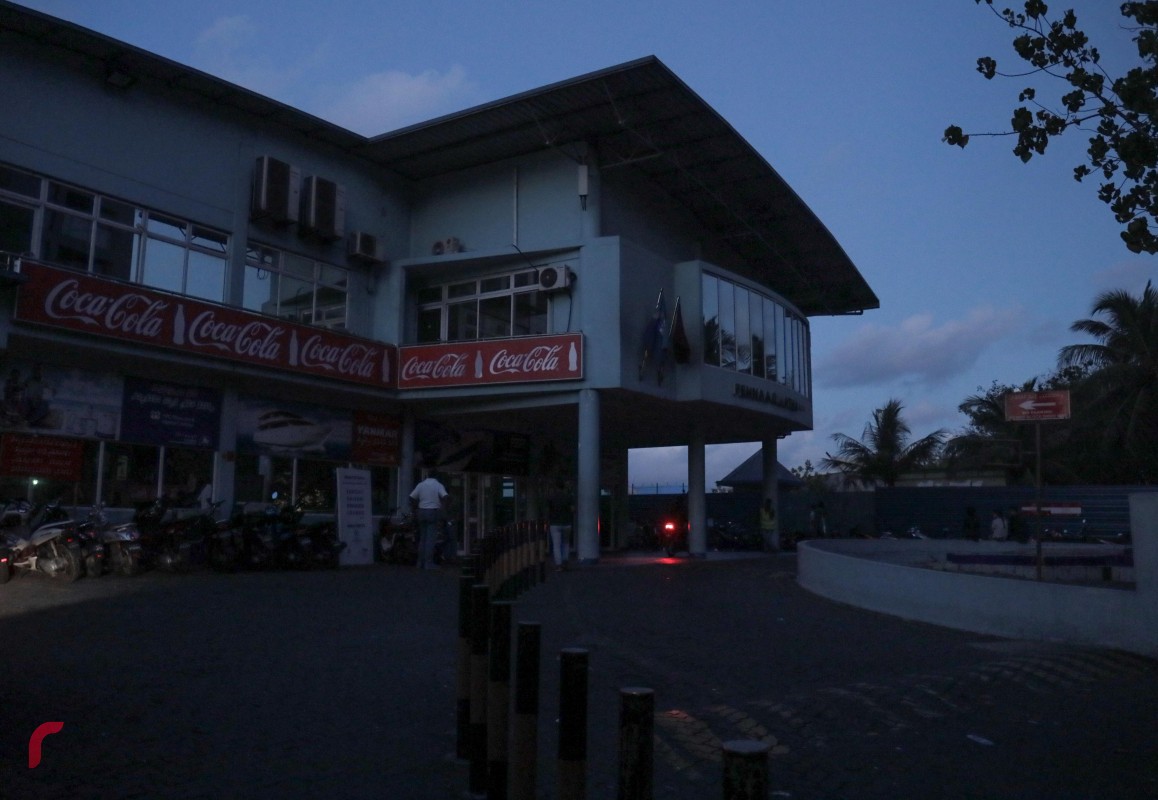 ސެޕްޓެމްބަރު 22، 2017: މާލޭގެ ބޮޑުބަޔަކުން ކަރަންޓު ދިއުމާއިގުޅިގެން ހުޅުމާލެ ފެރީ ޓާމިނަލް ކަނު އަނދިރީގައި، ގިނަ ވަގުތުތަކަކަށް ކަރަންޓް ގެ ހިދުމަތް މެދުކެނޑިފައި ވުމުގެ ސަބަބުން ހިދުމަތްތަށް ދިނުމުގައި ވަނީ ދަތިތަކާއި ކުރިމަތިވެފި