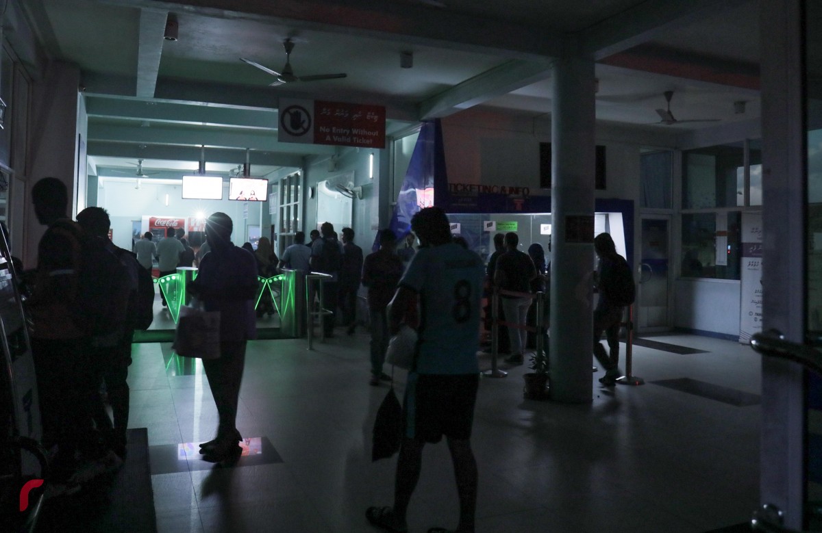 ސެޕްޓެމްބަރު 22، 2017: ހުޅުމާލޭ ފެރީ ޓާމިނަލްގައި ކަރަންޓް ކެނޑިފައި