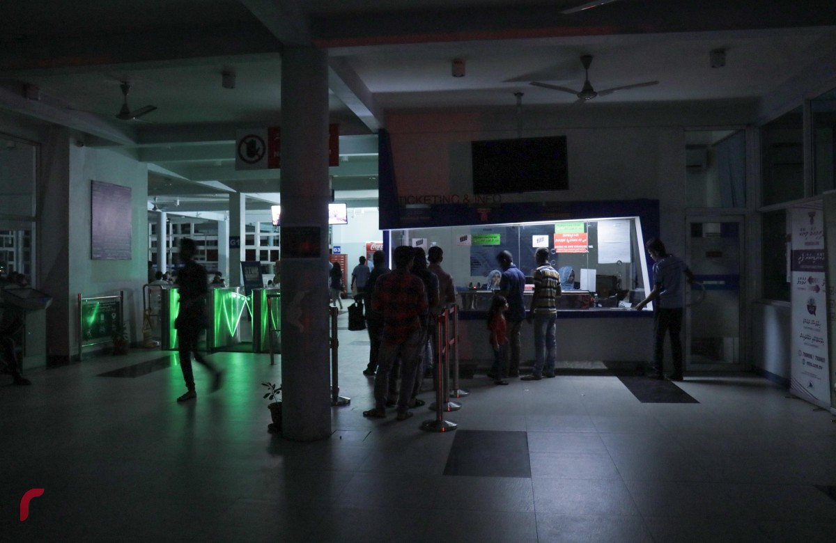 ސެޕްޓެމްބަރު 22، 2017: މާލޭގެ ބޮޑުބަޔަކުން ކަރަންޓު ދިއުމާއިގުޅިގެން ހުޅުމާލެ ފެރީ ޓާމިނަލް ކަނު އަނދިރީގައި، ގިނަ ވަގުތުތަކަކަށް ކަރަންޓްގެ ހިދުމަތް މެދުކެނޑިފައިވުމުގެ ސަބަބުން ހިދުމަތްތައް ދިނުމުގައި ވަނީ ދަތިތަކާ ކުރިމަތިވެފި