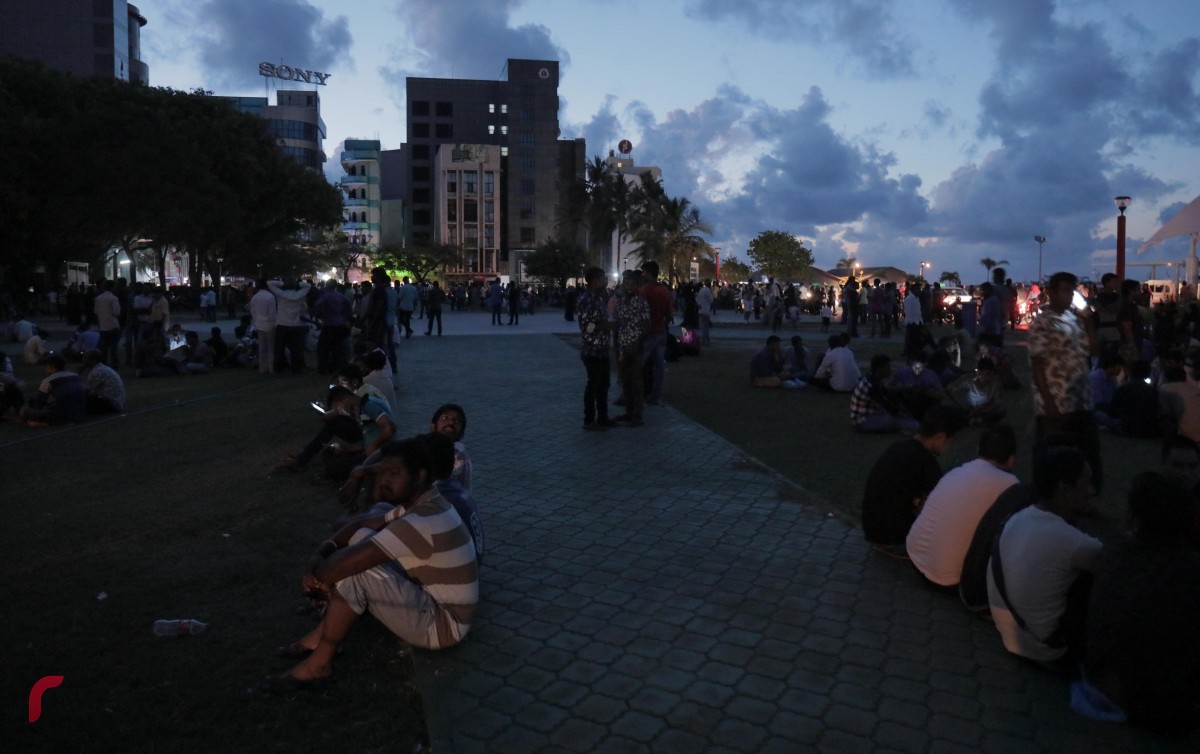 ސެޕްޓެމްބަރު 22، 2017: މިއަދު ހަވީރު ފަހެއްޖަހާކަށްހާއިރުން ފެށިގެން މާލޭގެ ބޮޑު ބަޔަކުން ކަރަންޓުގެ ހިދުމަތް ކެނޑުމުގެ ސަބަބުން ގިނަ އަދަދެއްގެ ބަޔަކު ވަނީ ޖުމްހޫރީ މައިދާންފަދަ ތަންތަނަށް ޖަމާވެފައި، ސްޓެލްކޯއިން މުޅި މާލެއަށް ކަރަންޓުގެ ހިދުމަތް ދެވިފައިވަނީ 7:10 ހާއިރު